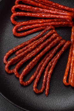 Lezzetli ince tütsülenmiş, tuzlu, baharatlı ve çimento kaplı sosisler.