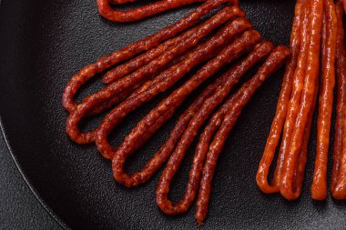 Lezzetli ince tütsülenmiş, tuzlu, baharatlı ve çimento kaplı sosisler.