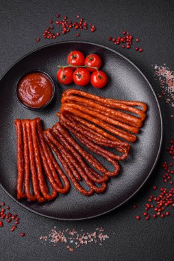 Lezzetli ince tütsülenmiş, tuzlu, baharatlı ve çimento kaplı sosisler.