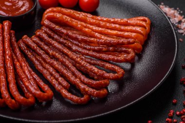 Lezzetli ince tütsülenmiş, tuzlu, baharatlı ve çimento kaplı sosisler.