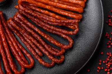 Lezzetli ince tütsülenmiş, tuzlu, baharatlı ve çimento kaplı sosisler.