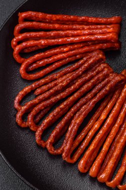 Lezzetli ince tütsülenmiş, tuzlu, baharatlı ve çimento kaplı sosisler.