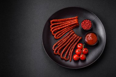 Lezzetli ince tütsülenmiş, tuzlu, baharatlı ve çimento kaplı sosisler.