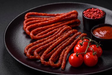 Lezzetli ince tütsülenmiş, tuzlu, baharatlı ve çimento kaplı sosisler.