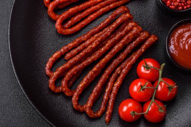 Lezzetli ince tütsülenmiş, tuzlu, baharatlı ve çimento kaplı sosisler.