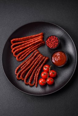 Lezzetli ince tütsülenmiş, tuzlu, baharatlı ve çimento kaplı sosisler.