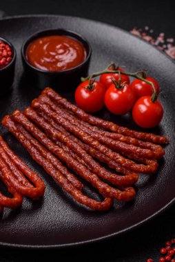 Lezzetli ince tütsülenmiş, tuzlu, baharatlı ve çimento kaplı sosisler.