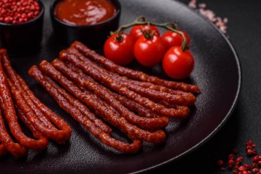 Lezzetli ince tütsülenmiş, tuzlu, baharatlı ve çimento kaplı sosisler.