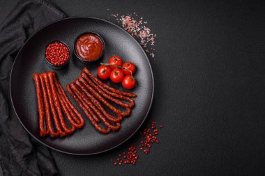 Lezzetli ince tütsülenmiş, tuzlu, baharatlı ve çimento kaplı sosisler.