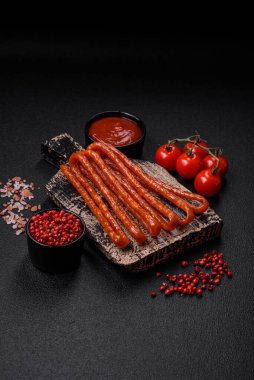 Lezzetli ince tütsülenmiş, tuzlu, baharatlı ve çimento kaplı sosisler.