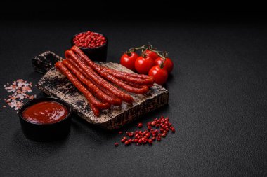 Lezzetli ince tütsülenmiş, tuzlu, baharatlı ve çimento kaplı sosisler.