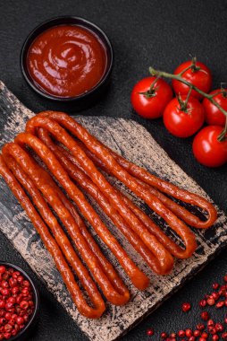 Lezzetli ince tütsülenmiş, tuzlu, baharatlı ve çimento kaplı sosisler.