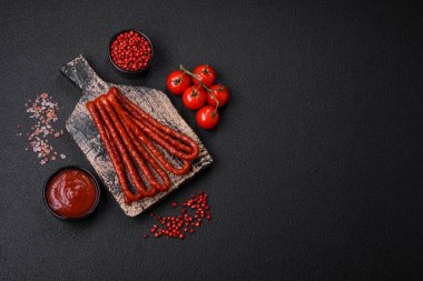 Lezzetli ince tütsülenmiş, tuzlu, baharatlı ve çimento kaplı sosisler.