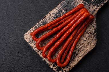 Lezzetli ince tütsülenmiş, tuzlu, baharatlı ve çimento kaplı sosisler.