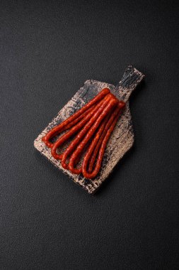 Lezzetli ince tütsülenmiş, tuzlu, baharatlı ve çimento kaplı sosisler.