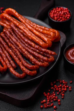 Lezzetli ince tütsülenmiş, tuzlu, baharatlı ve çimento kaplı sosisler.