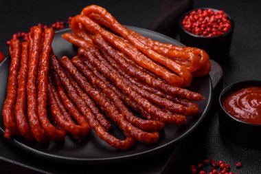 Lezzetli ince tütsülenmiş, tuzlu, baharatlı ve çimento kaplı sosisler.