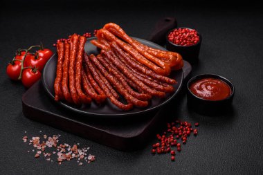 Lezzetli ince tütsülenmiş, tuzlu, baharatlı ve çimento kaplı sosisler.