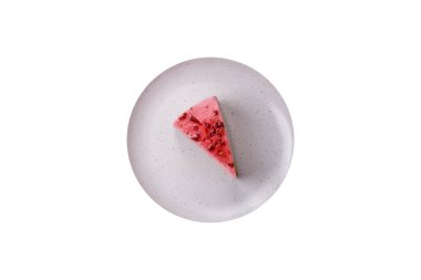 Ahududu ve şam fıstığı aromalı lezzetli tatlı cheesecake.