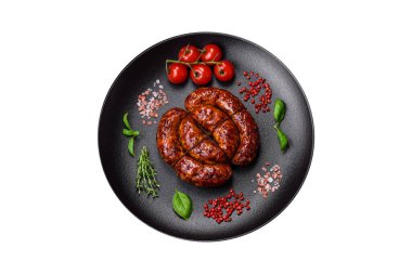 Tuz, baharat ve çimento kaplı bir halkada ızgara sosis.