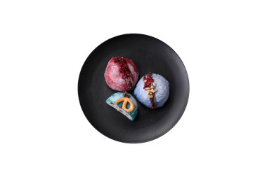 Lezzetli renkli mochi tatlılar ya da pirinç hamurlu dondurma ve koyu beton kaplama malzemeler.