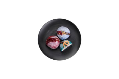 Lezzetli renkli mochi tatlılar ya da pirinç hamurlu dondurma ve koyu beton kaplama malzemeler.