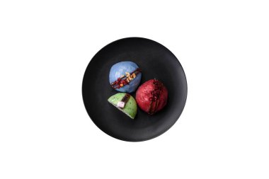 Lezzetli renkli mochi tatlılar ya da pirinç hamurlu dondurma ve koyu beton kaplama malzemeler.