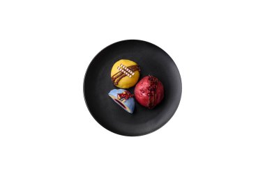 Lezzetli renkli mochi tatlılar ya da pirinç hamurlu dondurma ve koyu beton kaplama malzemeler.