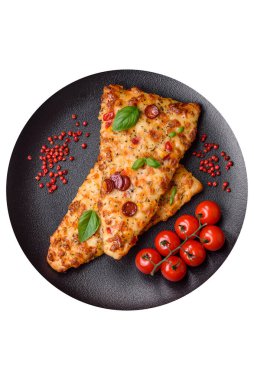 Lezzetli fırın peynirli, domatesli, sosisli, tuzlu ve baharatlı taze ekmek pizzası.