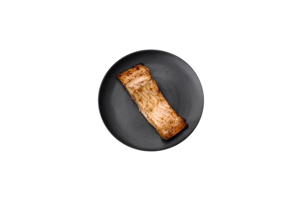 Skiva Läcker Bakad Fisk Med Salt Kryddor Och Örter Keramisk — Stockfoto