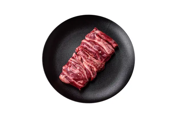 新鲜生牛肉排骨 香料和烹调用香草 — 图库照片