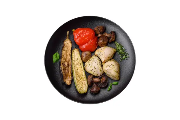 Delicioso Pollo Parrilla Jugoso Con Sal Especias Hierbas Con Verduras — Foto de Stock