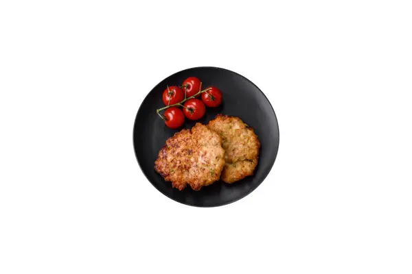 Köstliche Frittierte Hackfleischschnitzel Mit Salz Gewürzen Und Kräutern Auf Dunklem — Stockfoto