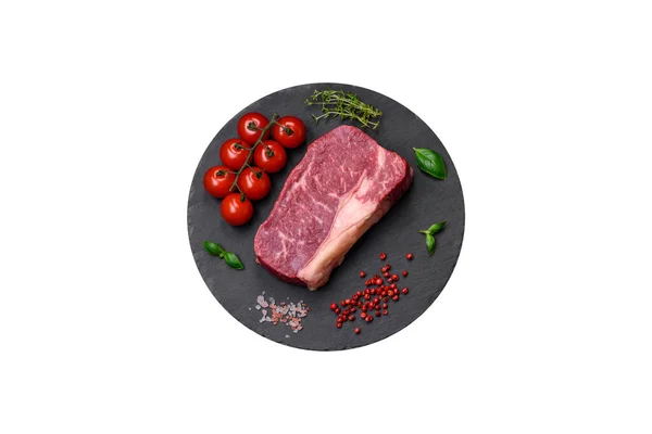Fris Rauw Rundvlees Striploin Steak Met Zout Specerijen Kruiden Een — Stockfoto