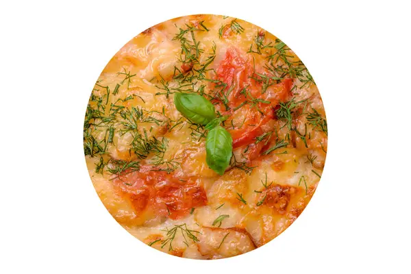 Pyszny Piec Świeży Flatbread Pizza Serem Pomidorami Kiełbasą Solą Przyprawami — Zdjęcie stockowe