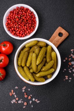 Soğanlı, hardallı, tuzlu ve baharatlı küçük salatalıklı salatalık turşusu.