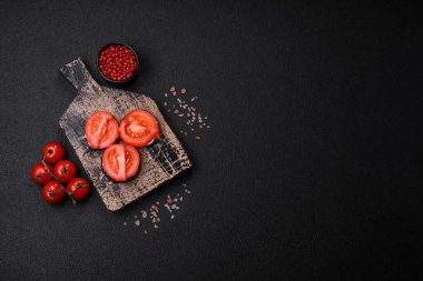 Daireler halinde kesilmiş lezzetli patlıcan ızgara ve mayonez ve domatesle pişirilmiş koyu beton arka planda.