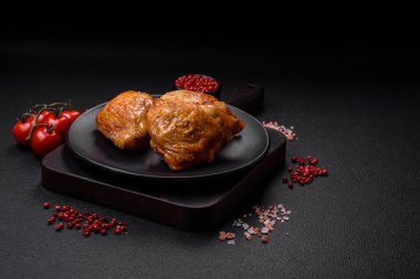 Tuzlu, baharatlı ve çimento kaplı lezzetli ızgara tavuk butları.