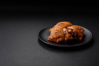 Tuzlu, baharatlı ve çimento kaplı lezzetli ızgara tavuk butları.