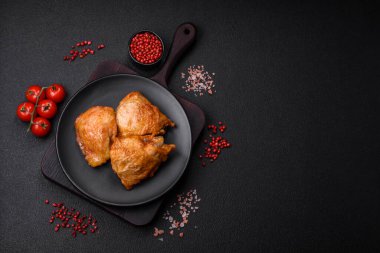 Tuzlu, baharatlı ve çimento kaplı lezzetli ızgara tavuk butları.