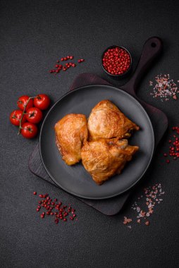 Tuzlu, baharatlı ve çimento kaplı lezzetli ızgara tavuk butları.