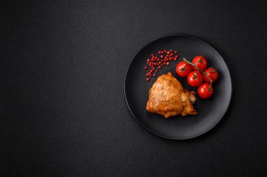 Tuzlu, baharatlı ve çimento kaplı lezzetli ızgara tavuk butları.