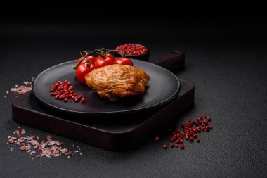 Tuzlu, baharatlı ve çimento kaplı lezzetli ızgara tavuk butları.