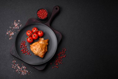 Tuzlu, baharatlı ve çimento kaplı lezzetli ızgara tavuk butları.