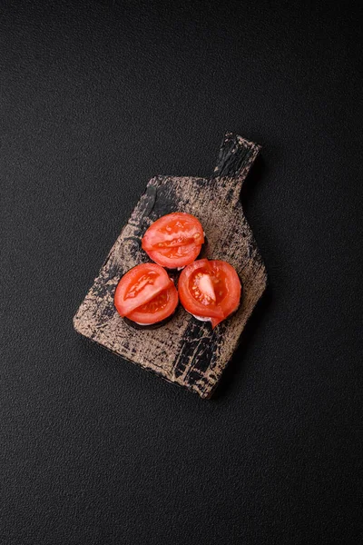 Deliziose Melanzane Tagliate Cerchi Alla Griglia Cotte Con Maionese Pomodori — Foto Stock