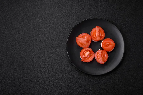 Deliciosa Berinjela Cortada Círculos Grelhados Cozidos Com Maionese Tomates Fundo — Fotografia de Stock