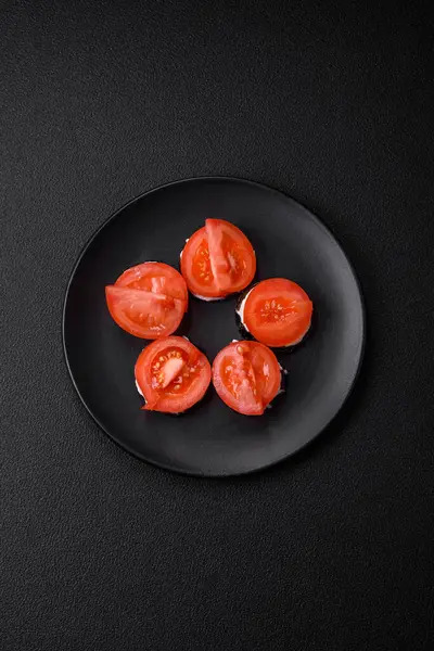 Deliciosa Berenjena Cortada Círculos Parrilla Cocida Con Mayonesa Tomates Sobre — Foto de Stock