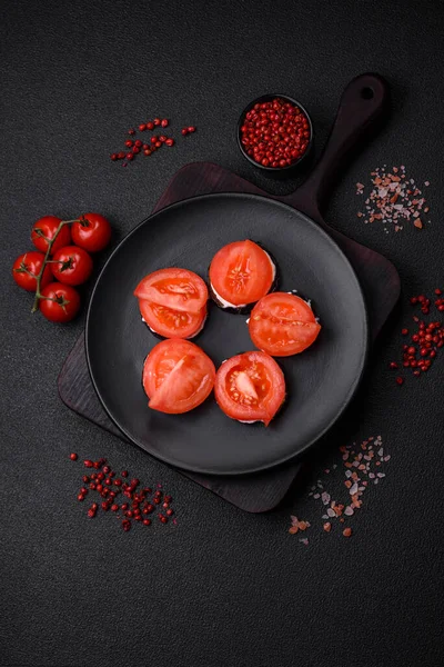 Deliciosa Berenjena Cortada Círculos Parrilla Cocida Con Mayonesa Tomates Sobre —  Fotos de Stock