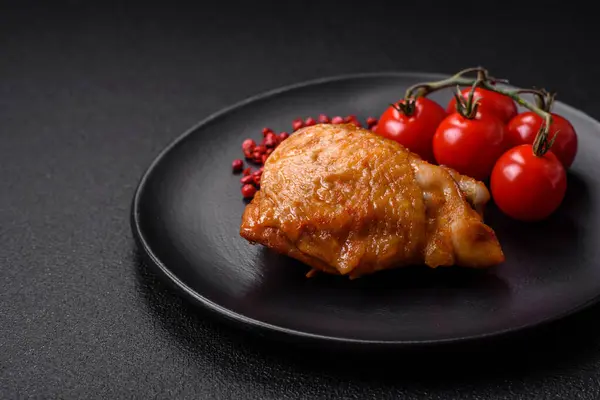 Delicious Grilled Chicken Thighs Salt Spices Herbs Dark Concrete Background — Stock Photo, Image
