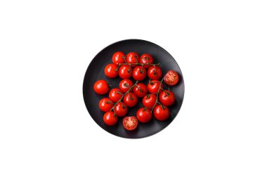 Koyu betondan bir arka planda vejetaryen yemeği pişirmek için dallarda lezzetli taze domatesler.